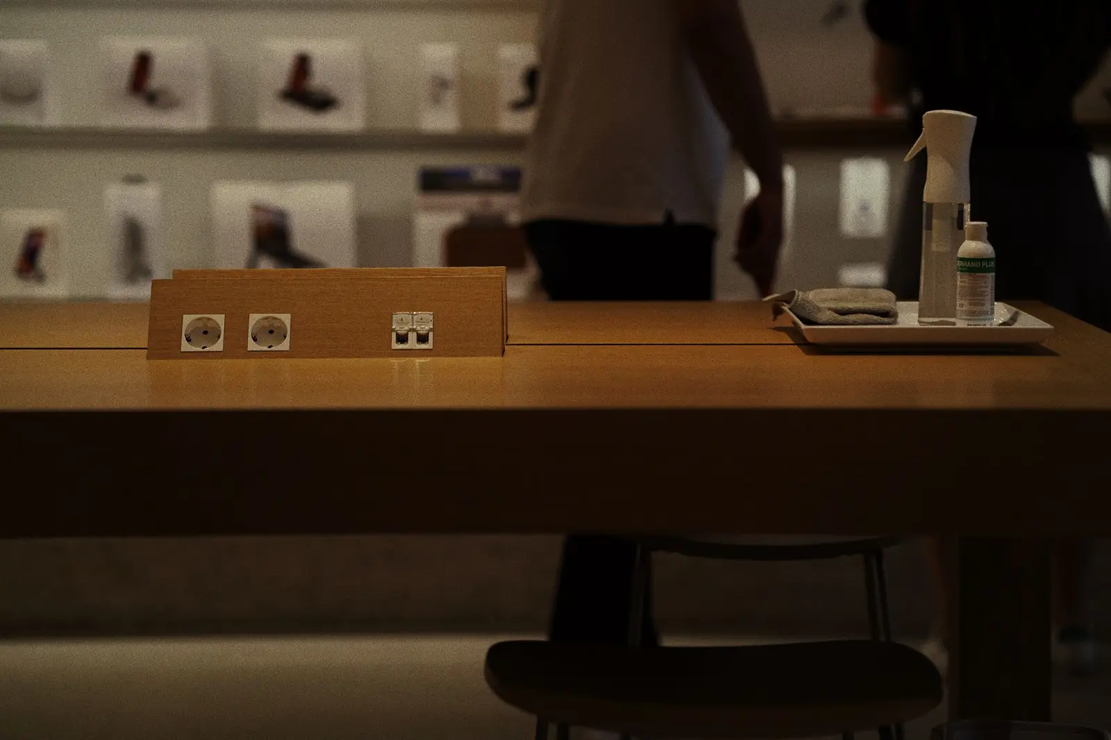 Charging table with devices on display inside an electronics store